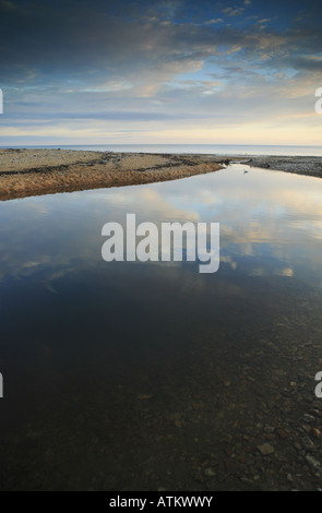 Spiaggia ghiaiosa con stream in esecuzione attraverso di esso al mare sulla costa sud dell'inghilterra charmouth Lyme Regis Jurassic Coast Foto Stock