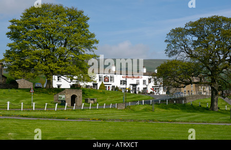 Villaggio Verde e pub, Bainbridge, Wensleydale, Yorkshire Dales National Park, North Yorkshire Regno Unito Foto Stock