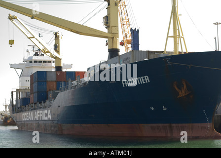 Porto Luderitz in Namibia con un contenitore di carico della nave a questa porta africana Foto Stock