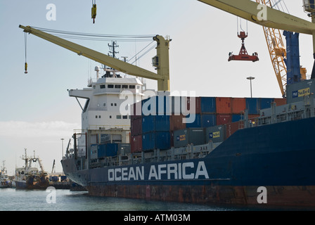 Porto Luderitz in Namibia con un contenitore di carico della nave a questa porta africana Foto Stock