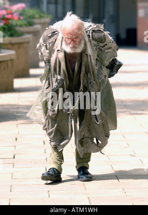 Barbone, senzatetto uomo a camminare per le strade di Edimburgo, Scozia Foto Stock