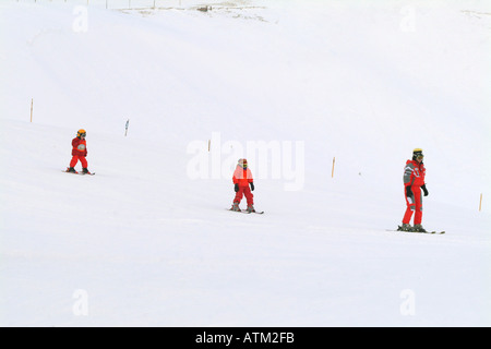 I bambini di ottenere istruzioni di sci sulle piste del monte Schmittenhohe al di sopra di Zell am See Foto Stock