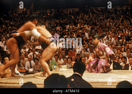 Lottatori di Sumo in perizoma e anta o mawashi combattimenti in anello o dohyo Foto Stock