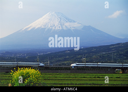 Due Shinkansen bullet treni che transitano sotto il Monte Fuji Foto Stock