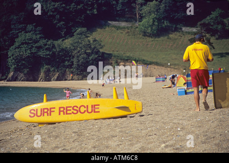 Bagnino di salvataggio su Blackpool sands beach in Devon England Foto Stock