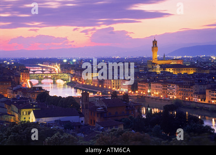 Ponte Vecchio Duomo sul fiume Arno al tramonto a Firenze Foto Stock