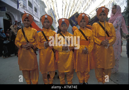 Ragazze in un corteo di strada di Amritsar commemorando il Guru Nanak s compleanno Foto Stock