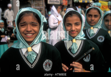 Ragazze in un corteo di strada di Amritsar commemorando il Guru Nanak s compleanno Foto Stock