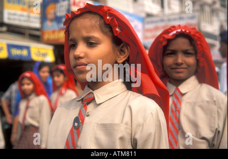 Ragazze in un corteo di strada di Amritsar commemorando il Guru Nanak s compleanno Foto Stock