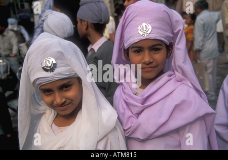 Ragazze in un corteo di strada di Amritsar commemorando il Guru Nanak s compleanno Foto Stock