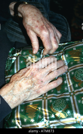 Le mani di un uomo anziano apertura presente Natale Chris Hanna Foto Stock