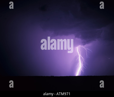 A forked cloud to ground lightning strike from a supercell thunderstorm near Lubbock, Texas, USA Foto Stock