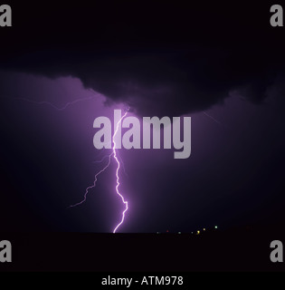 A single cloud to ground lightning bolt from a rotating wall cloud near Valentine, Nebraska, USA Foto Stock