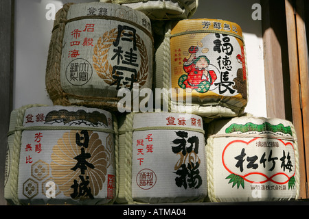 Iconico tipico grande amor colorati barili impilati al di fuori Kumano Hongu Taisha tempio Wakayama Giappone Asia Foto Stock