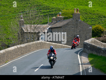 Bikers attraversando ponte sul fiume Bain a Bainbridge, Wensleydale, Yorkshire Dales National Park, North Yorkshire Regno Unito Foto Stock