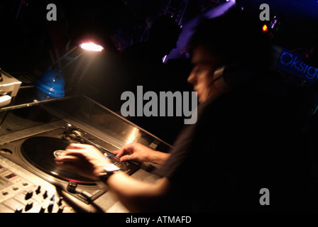 DJ Riproduzione di un concerto in un Club Foto Stock