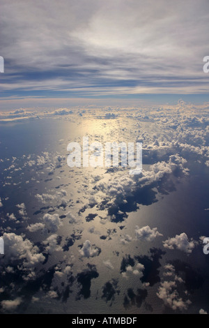 A pressione atmosferica nel tardo pomeriggio la luce del sole si riflette il profondo blu oceano attraverso nuvole basse visto da trenta mila metri in un Foto Stock