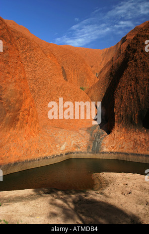 Meteo indossato foro di acqua alla base di Ayers rock Uluru northern territory red centre outback Desert Australia Foto Stock