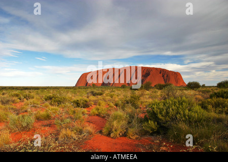 Tramonto a Ayers Rock Uluru attrazione turistica nell'outback deserto dell'Australia centrale Foto Stock