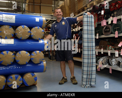 Fabbricazione di tessuti tartan a Lochcarron nei confini scozzesi Foto Stock