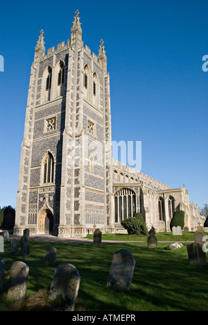 Long Melford, Suffolk, Regno Unito. Chiesa della Santa Trinità. La torre, aggiunto nel 1903 per il 15c navata centrale Foto Stock