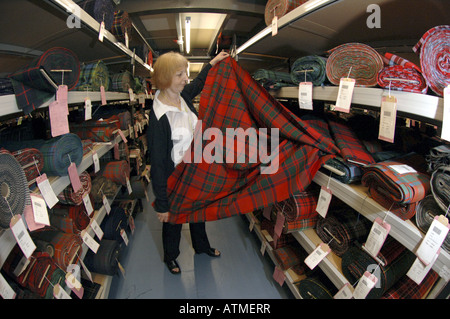 Fabbricazione di tessuti tartan a Lochcarron nei confini scozzesi Foto Stock