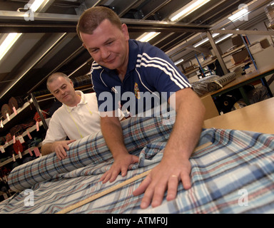 Fabbricazione di tessuti tartan a Lochcarron nei confini scozzesi Foto Stock