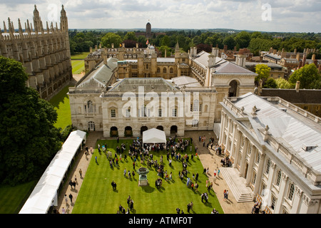 Prato della Senata House visto dalla Grande Torre di St. Marys il giorno della laurea, Cambridge, Inghilterra. Foto Stock