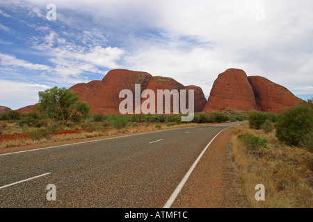 La strada per l'Olgas Kata Tjuta cupole di arenaria vicino a Ayers rock Uluru Territorio del Nord Australia Foto Stock