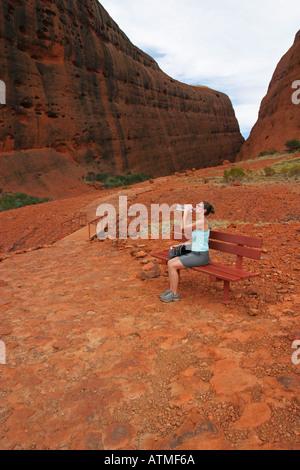 Un turista assetato beve l'acqua nel calore del deserto all'Olgas Mountains Kata Tjuta vicino a Ayers rock Australia Foto Stock