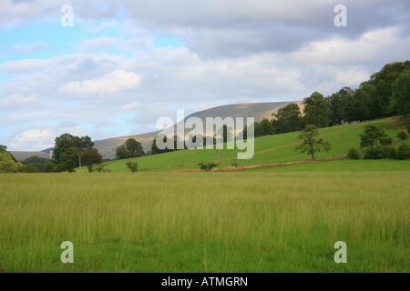 Pendle Hill dalla strada Edisford fuori Waddington Clitheroe Lancashire Inghilterra Foto Stock