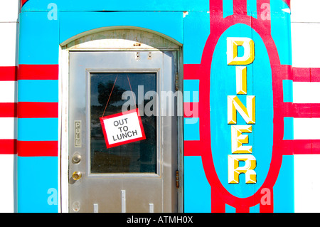 Abbandonato diner sul percorso 66 con un 'fuori a pranzo segno. Foto Stock
