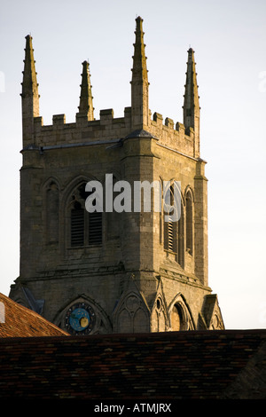 Una delle torri di St Margarets Chiesa visto sopra le tegole rosse di edifici nel quartiere storico di Kings Lynn Foto Stock