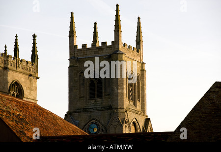 Una delle torri di St Margarets Chiesa visto sopra le tegole rosse di edifici nel quartiere storico di Kings Lynn Foto Stock