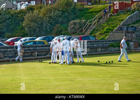 Gli uomini gioco delle bocce a Lyme Regis bowling club Dorset Inghilterra Foto Stock