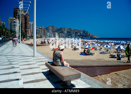 I turisti alla spiaggia / Benidorm Foto Stock