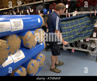 Fabbricazione di tessuti tartan a Lochcarron nei confini scozzesi Foto Stock