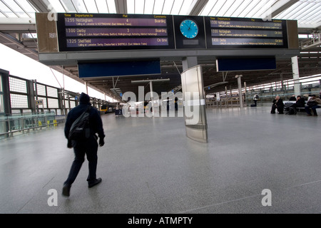 Pendolare che corre per il treno nazionale St Pancras stazione internazionale St Pancras è la destinazione principale dell'Eurostar Foto Stock