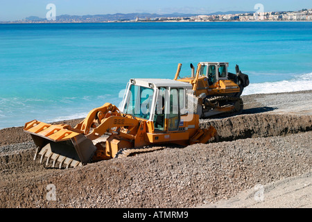 Bulldozer Caterpillar lavorando sulla spiaggia Nizza Francia Foto Stock