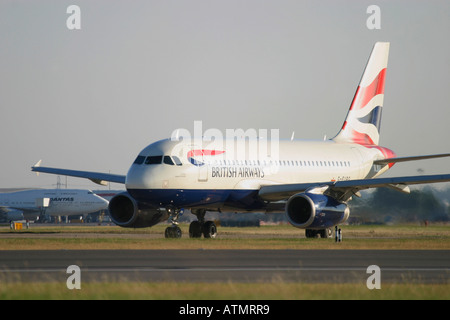 British Airways Airbus A319-131 rullaggio all'Aeroporto di Londra Heathrow Foto Stock