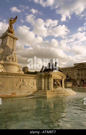 La regina Victoria Memorial di fronte a Buckingham Palace Londra Inghilterra REGNO UNITO Foto Stock