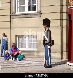 Royal Guard, donna con i bambini presso il palazzo di Amalienborg, Copenaghen, Danimarca, Europa Foto Stock