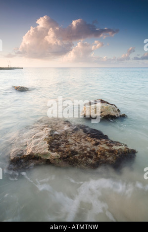 Pier e rocce sul Mare dei Caraibi, Isla de Cozumel, Messico Foto Stock