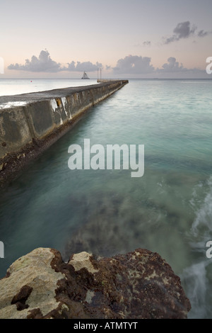 Pier e rocce sul Mare dei Caraibi, Isla de Cozumel, Messico Foto Stock