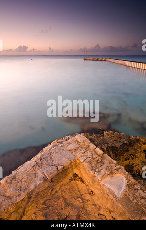 Pier e rocce sul Mare dei Caraibi, Isla de Cozumel, Messico Foto Stock