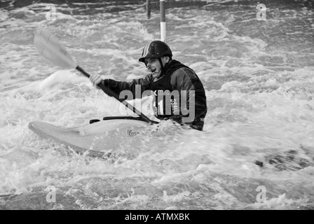 White water kayak su un corso di slalom a holme pierrepont national centro di sport acquatici nottingham Foto Stock