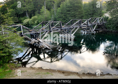 Ponte Vecchio vicino al lago Correntoso, Parco Nazionale Nahuel Huapi, Neuquen, Argentina, Sud America Foto Stock