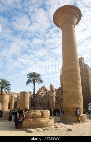 Turisti e visitatori di visitare il tempio di Amon di Ramses II Tebe Karnak Luxor Egitto Nord Africa Foto Stock