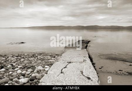 Jetty - Mattina presto Machrie Bay isola di Arran in Scozia. Mull of Kintyre in background. Foto Stock