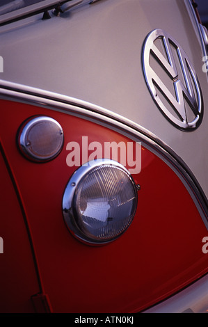 Retro di colore rosso e bianco volkswagen VW split screen camper Foto Stock